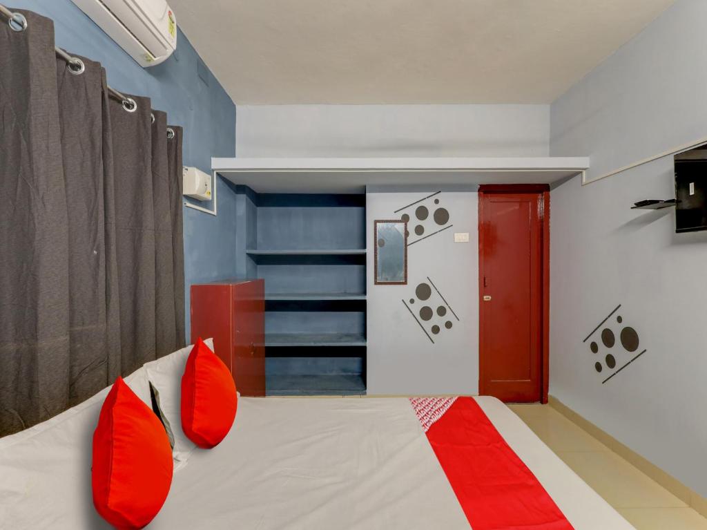 Postel nebo postele na pokoji v ubytování Super Hotel O Vsv Guest House Maduravoyal