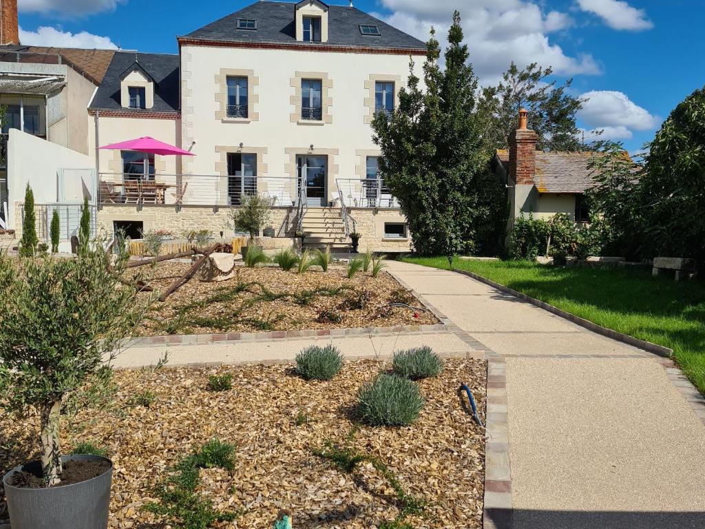 un jardin en face d'une grande maison dans l'établissement Gîte Briare, 5 pièces, 11 personnes - FR-1-590-404, à Briare