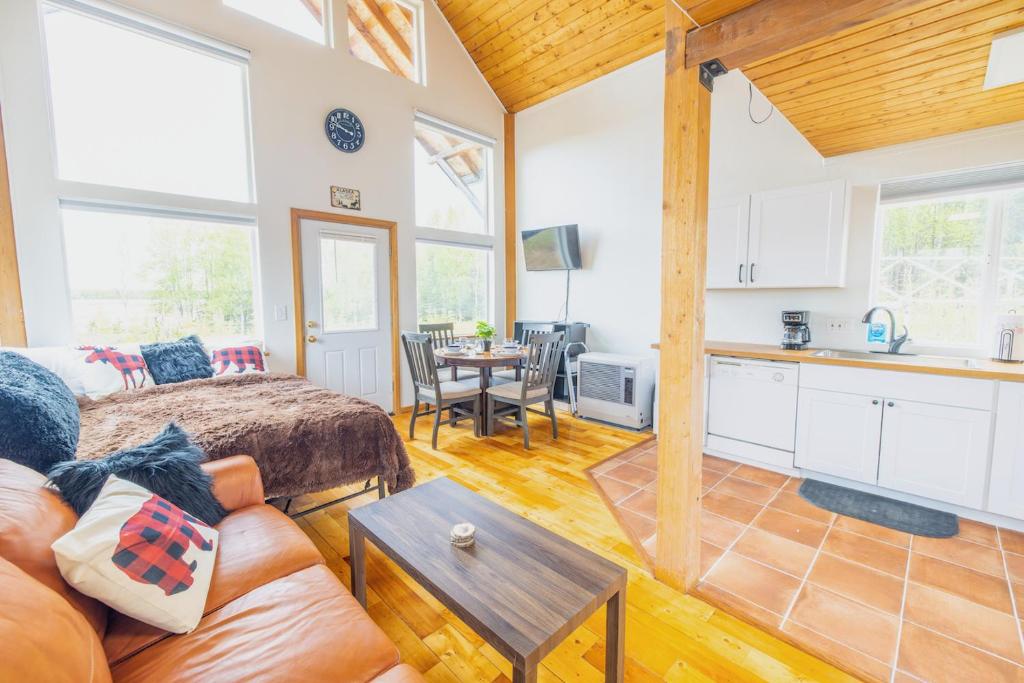 uma cozinha e uma sala de estar com uma cama e uma mesa em Lake Vista Chalet - 1BR, Full Kitchen, Wi-Fi em Kenai