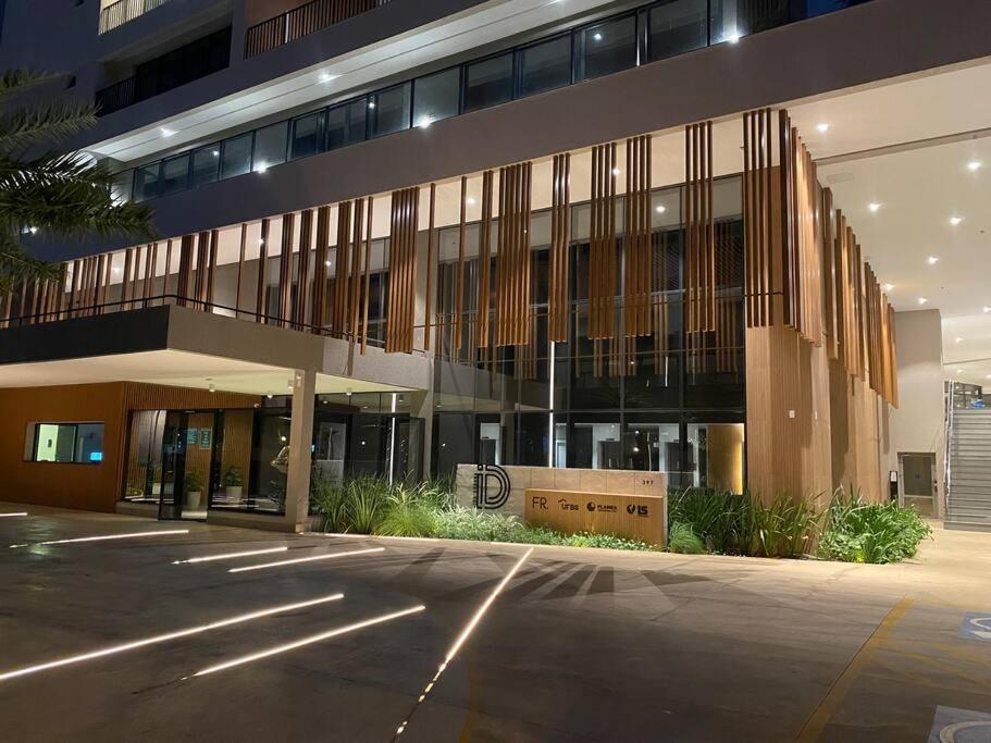 un gran edificio de oficinas con muchas ventanas en Studio Books Id Vida Urbana, en Goiânia