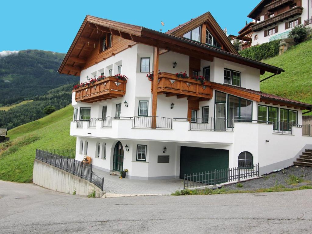 ein großes weißes Haus auf einem Hügel in der Unterkunft Nice holiday home in Hochgallmigg with terrace in Hochgallmig
