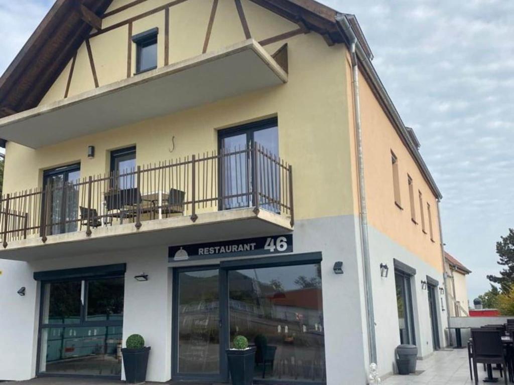 ein Geschäft vor einem Gebäude mit Balkon in der Unterkunft Apartment for 4 people, in the heart of Alsace in Châtenois