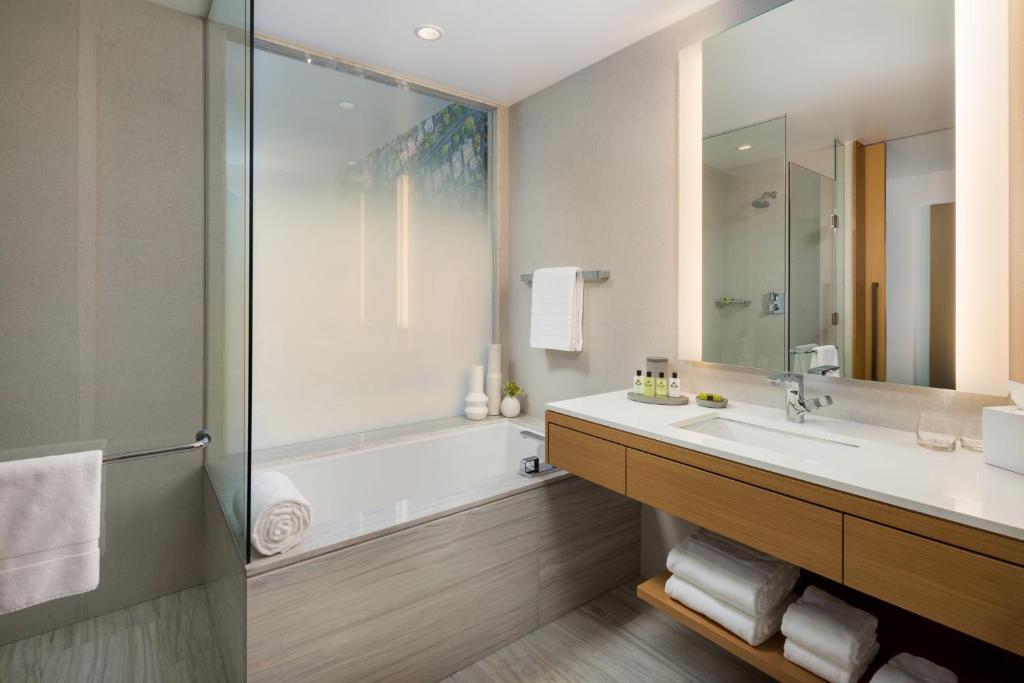 InterContinental - Los Angeles Downtown, an IHG Hotel - Premium King Room With City View
