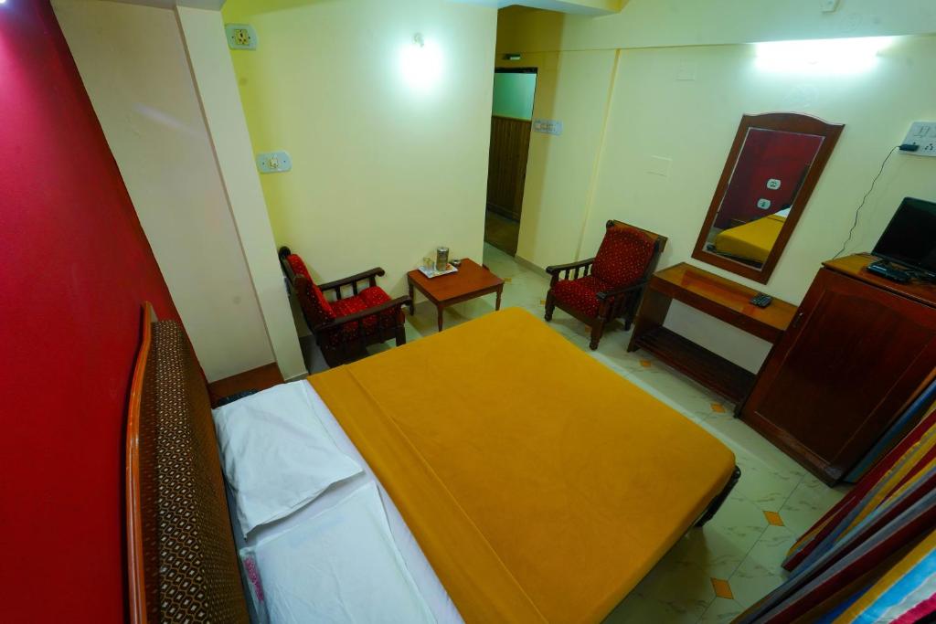 Postel nebo postele na pokoji v ubytování AMOGHA RESIDENCY