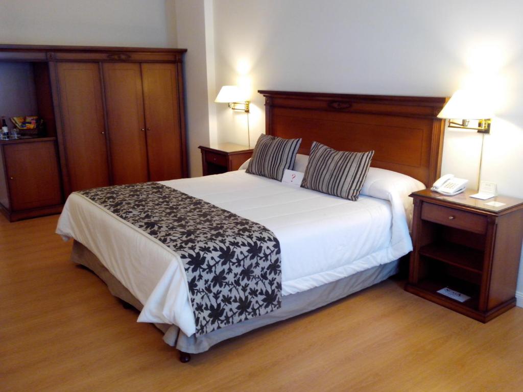 En eller flere senger på et rom på Scala Hotel Buenos Aires