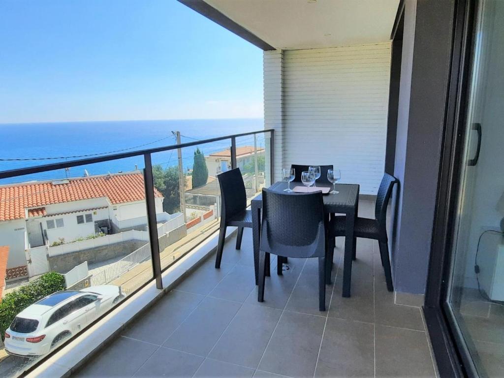 a dining table on a balcony with a view of the ocean at Apartamento Llançà, 1 dormitorio, 4 personas - ES-170-5 in Llança