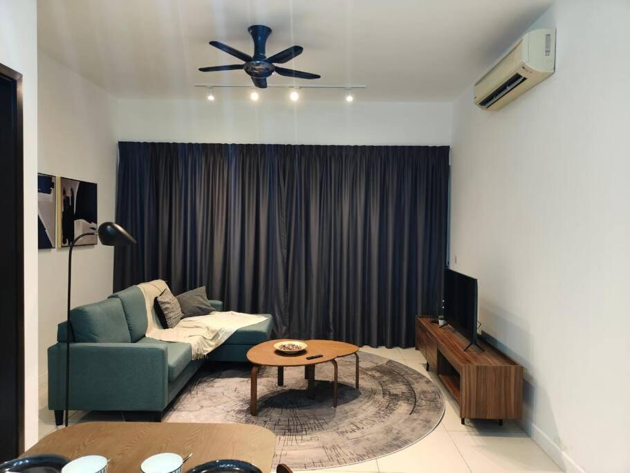 een woonkamer met een bank en een plafondventilator bij Ampang Luxurious Staycation in Kuala Lumpur