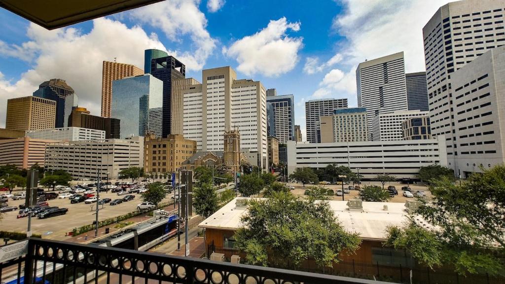 ヒューストンにあるStylish Downtown Retreatのバルコニーから市街の景色を望めます。