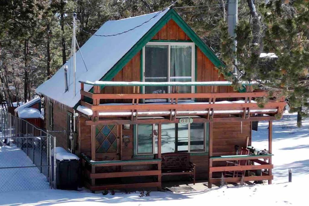 een blokhut in de sneeuw met sneeuw bij The Sugarlog Cabin! Large Yard For Snow Fun! in Sugarloaf
