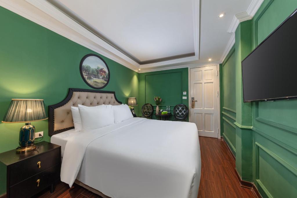 Postel nebo postele na pokoji v ubytování Madelise Adora Hotel & Travel