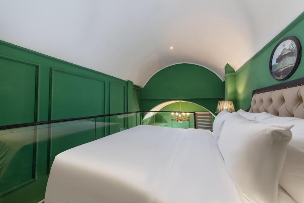 Postel nebo postele na pokoji v ubytování Madelise Adora Hotel & Travel