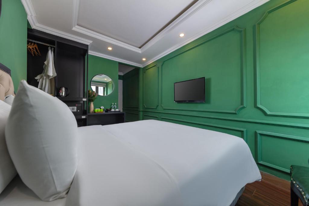 TV a/nebo společenská místnost v ubytování Madelise Adora Hotel & Travel