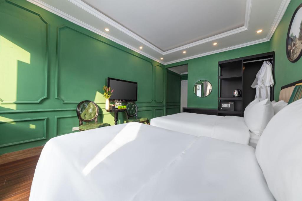 Postel nebo postele na pokoji v ubytování Madelise Adora Hotel & Travel