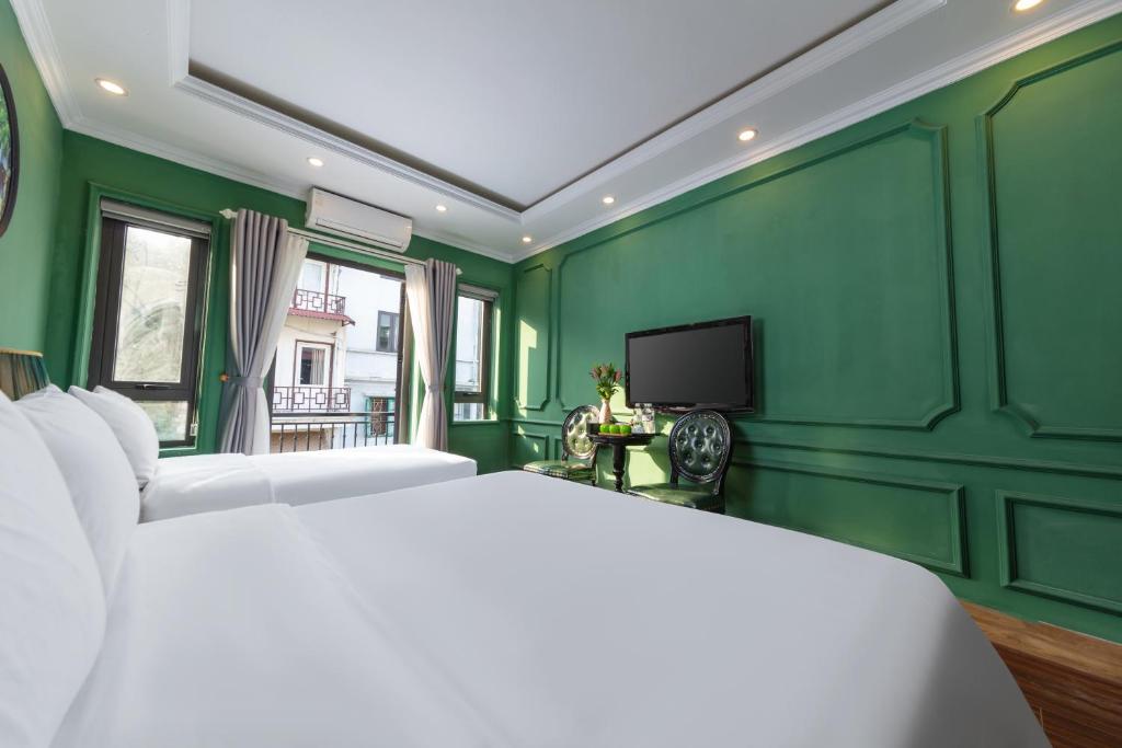 Postel nebo postele na pokoji v ubytování Madelise Adora Hotel & Travel