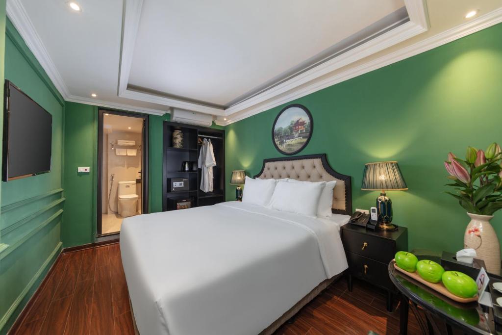 Postel nebo postele na pokoji v ubytování Madelise Adora Hotel & Travel