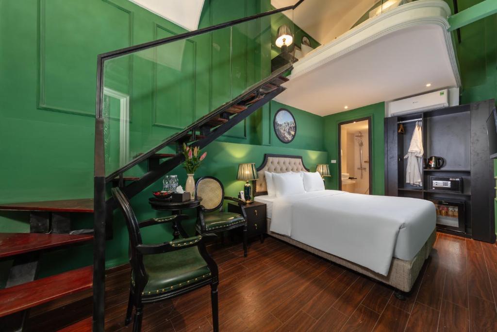 ein Schlafzimmer mit einem weißen Bett und einer Treppe in der Unterkunft Madelise Adora Hotel & Travel in Hanoi