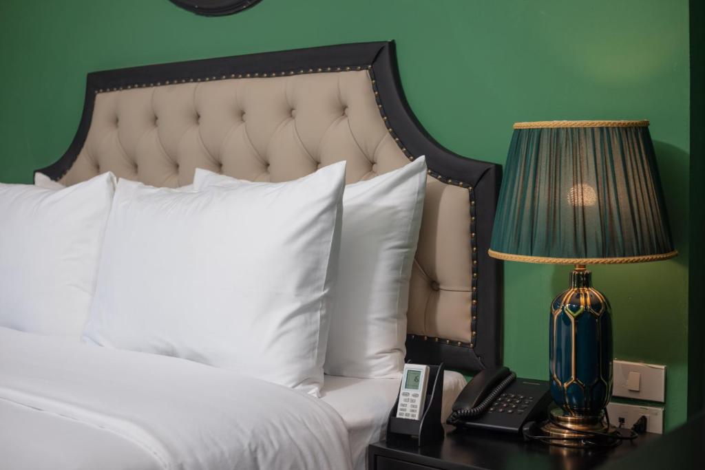 Postel nebo postele na pokoji v ubytování Madelise Adora Hotel & Travel