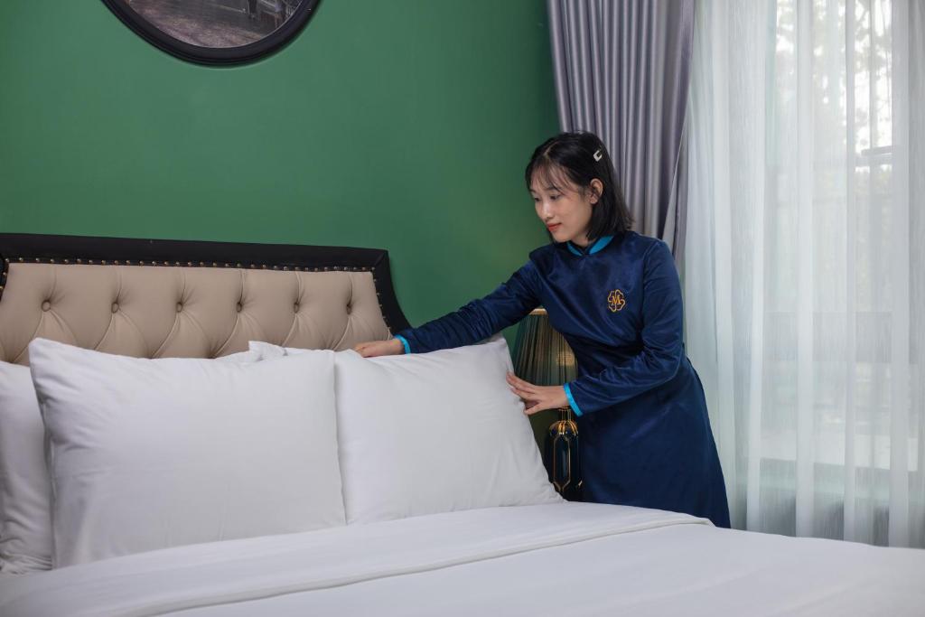 Postel nebo postele na pokoji v ubytování Madelise Adora Hotel & Travel