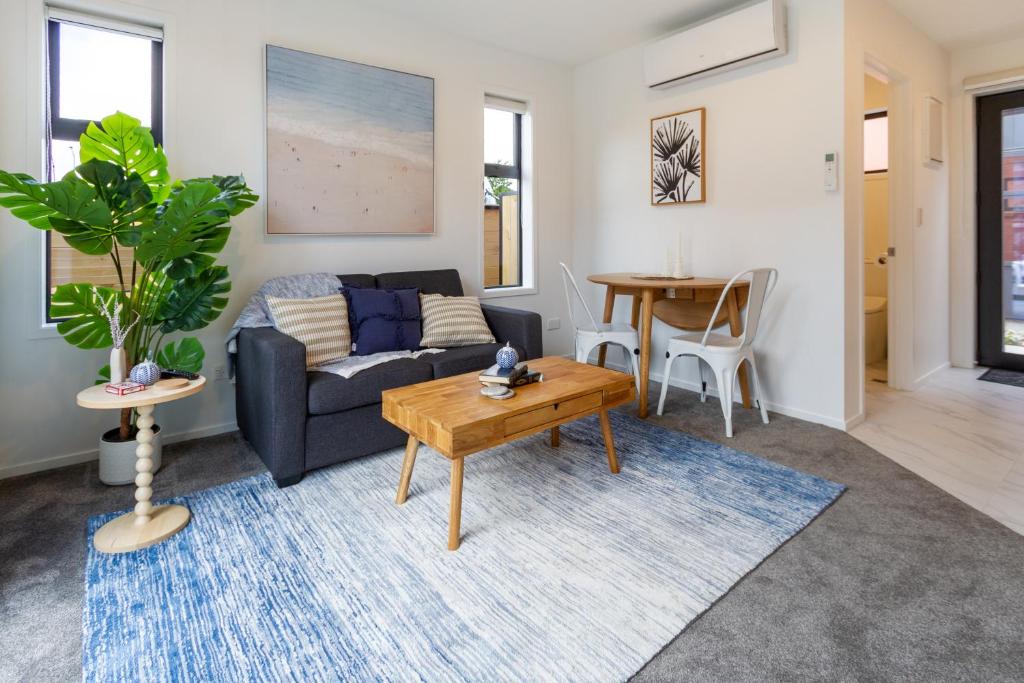 Χώρος καθιστικού στο Modern, Convenient, Central: 1 bedroom loft