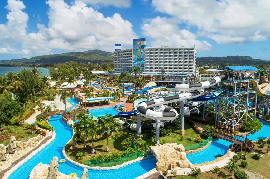 בריכת השחייה שנמצאת ב-Saipan World Resort או באזור