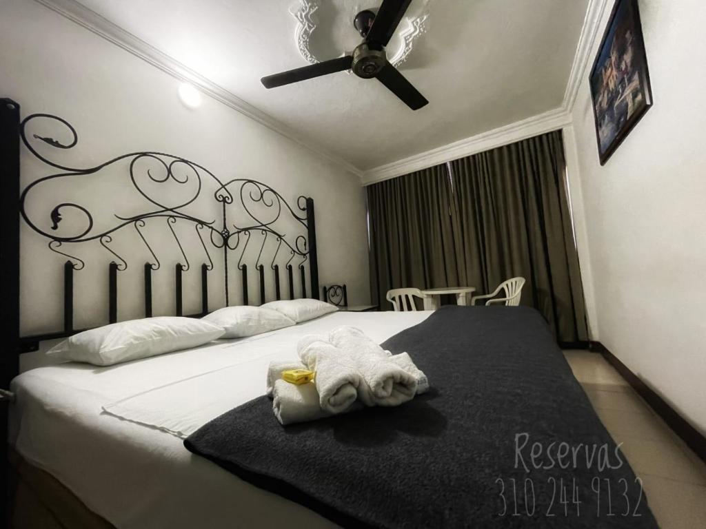 Hotel Terraza في جيراردو: غرفة نوم عليها سرير وفوط