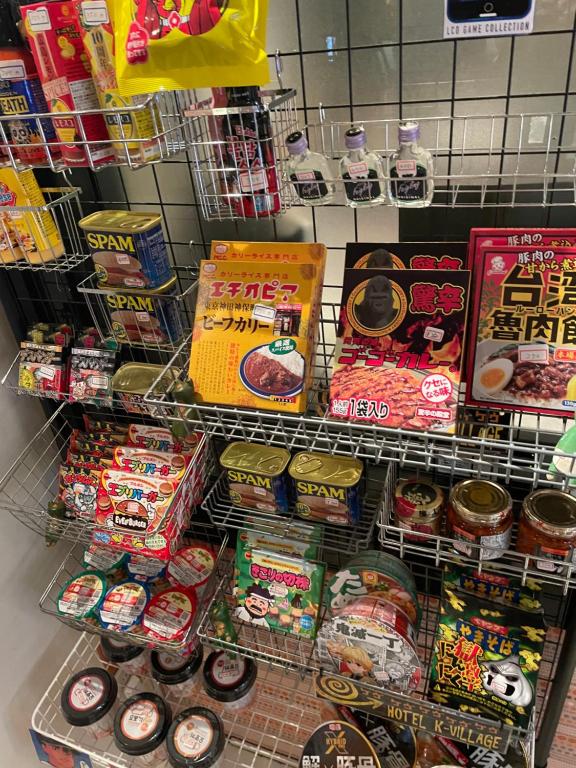 Supermarket nebo jiné obchody v  hotelu nebo okolí