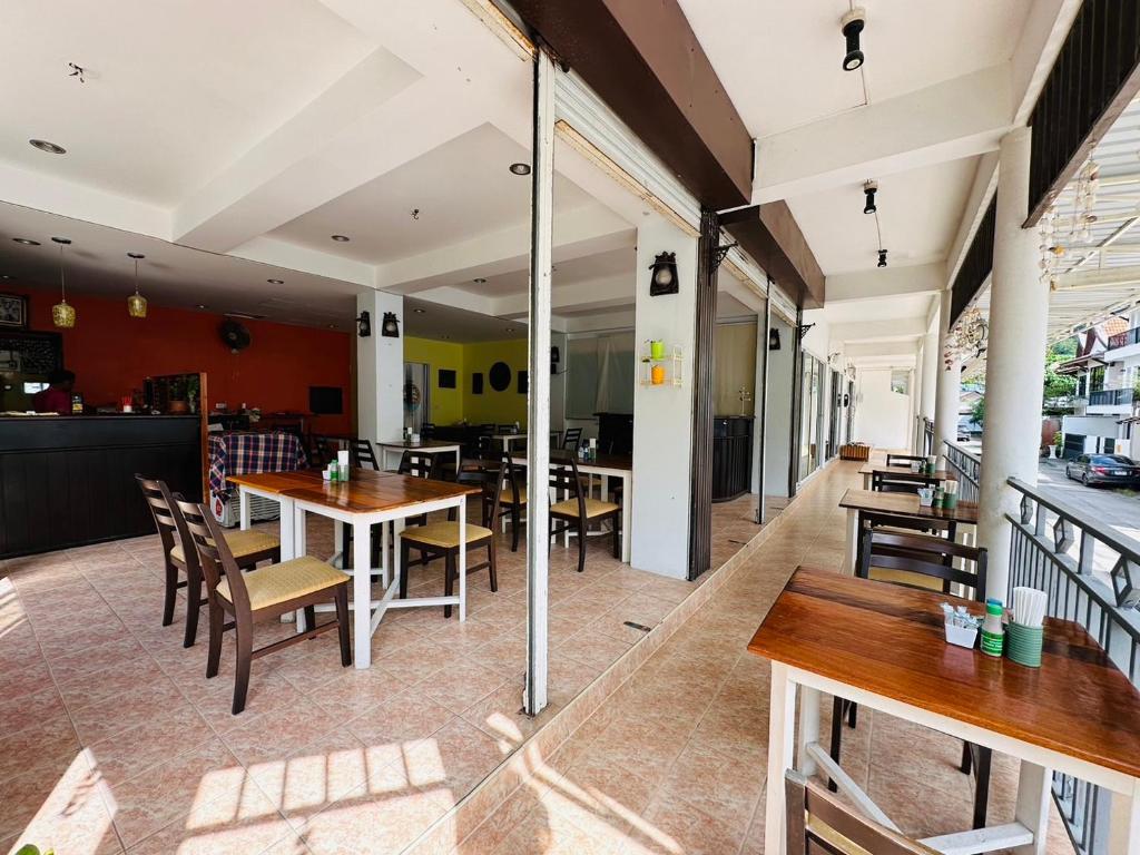 Restaurace v ubytování Kata Place Hotel