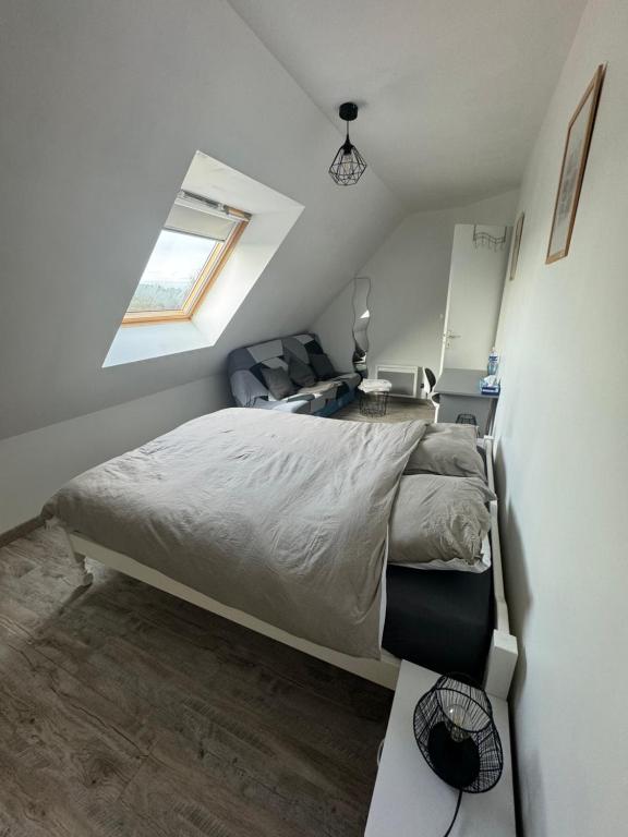 niewielka sypialnia z łóżkiem i oknem w obiekcie Chambre chez thomas w mieście Glos-sur-Lisieux