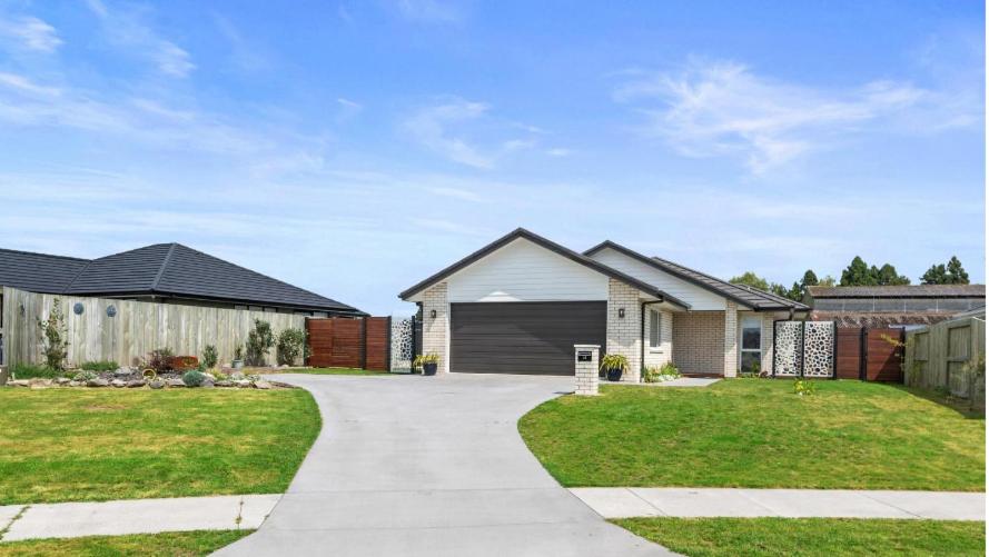 una entrada que conduce a una casa en Beautiful Brand New Four-Bed Home near Redwood en Rotorua