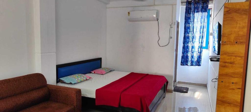 1 dormitorio pequeño con 1 cama y 1 sofá en OYO Flagship Heaven Stay en Chennai