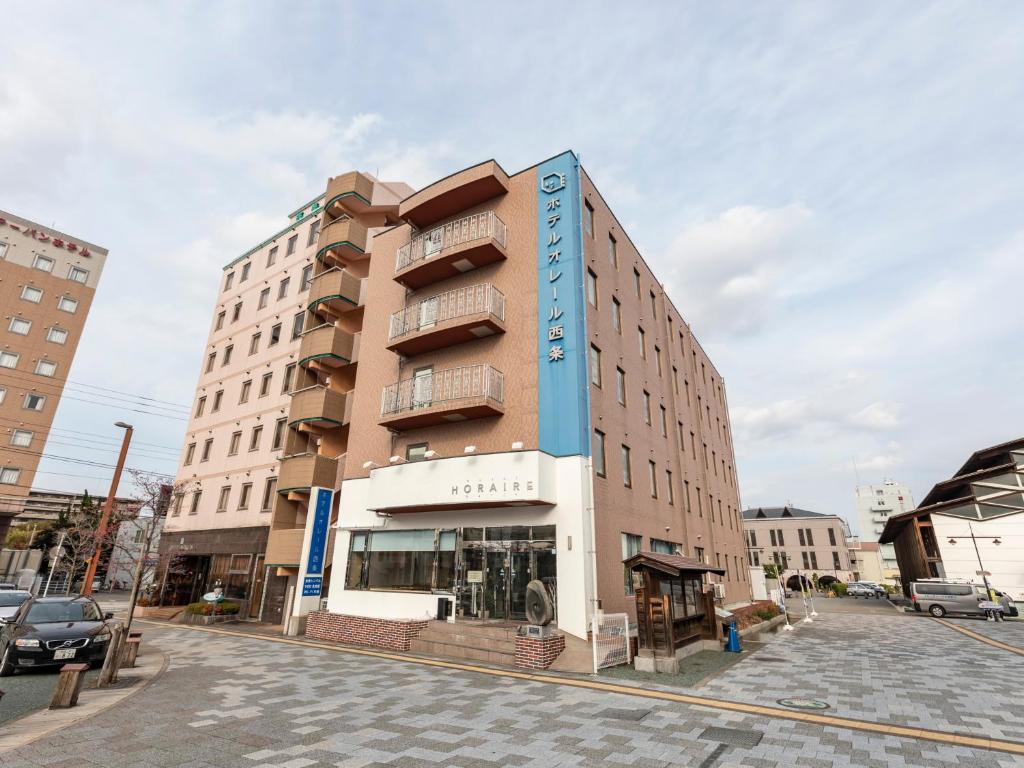 un edificio en la esquina de una calle en Hotel HORAIRE Saijo, en Saijo