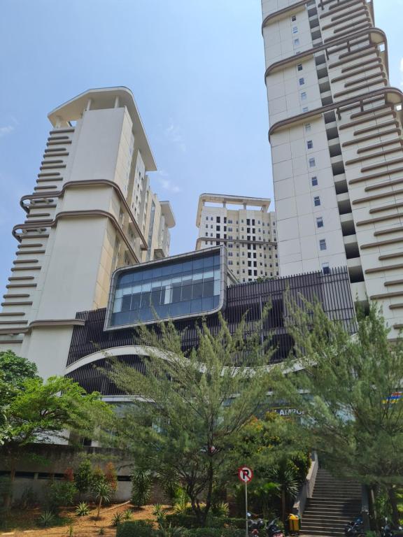 ein Gebäude mit einem nebenstehenden Solarium in der Unterkunft Matra Aparthotel - Vittoria Residence A in Jakarta