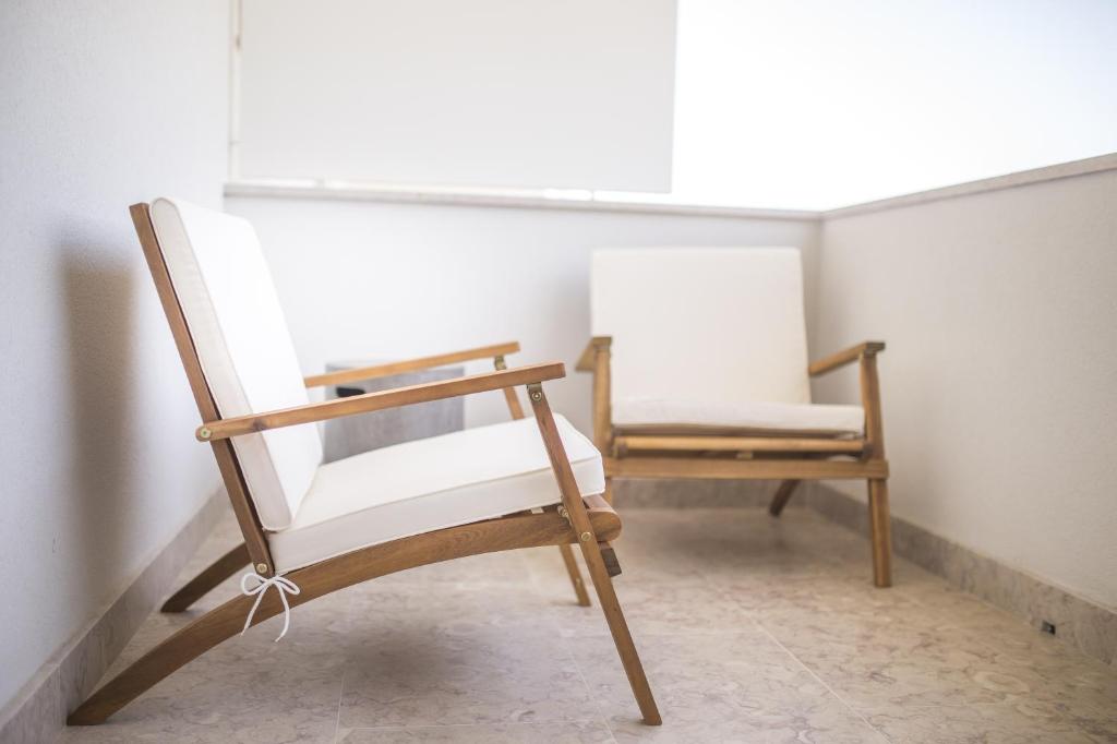 two chairs sitting in a corner of a room at Somewhere - Estoril Guesthouse in Estoril