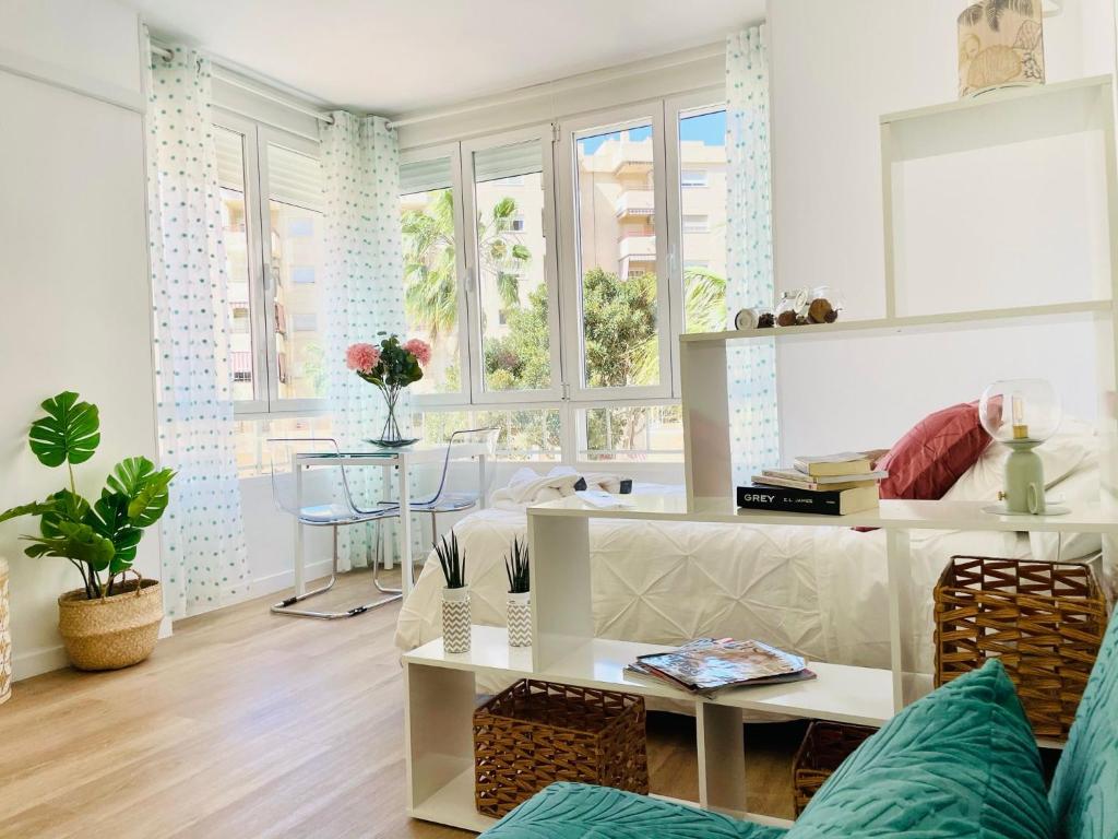 ein Wohnzimmer mit einem Sofa und einem Tisch in der Unterkunft Luxury loft with a pool in the centre in Torremolinos