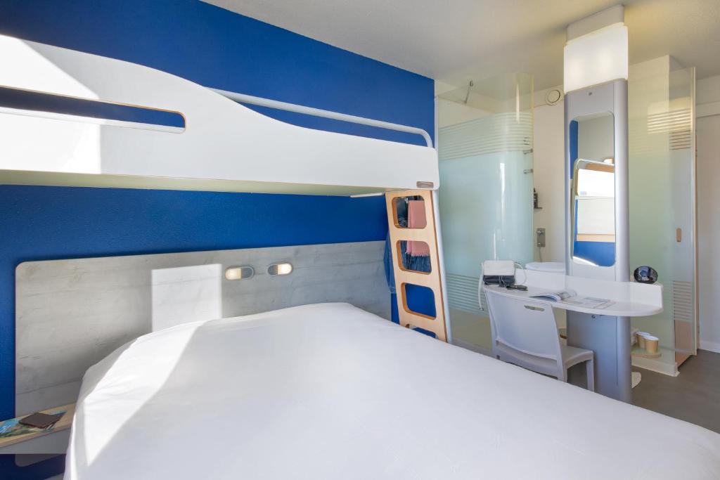 Postel nebo postele na pokoji v ubytování ibis budget Saint-Maximin
