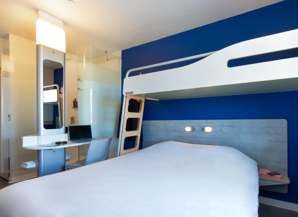 Postel nebo postele na pokoji v ubytování ibis budget Saint-Maximin
