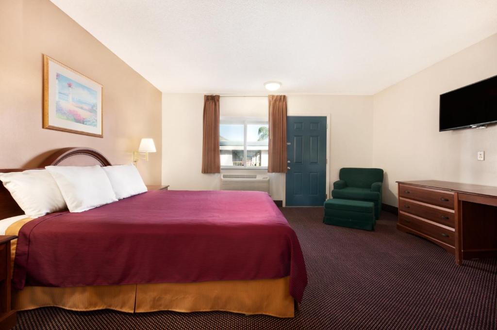 Un ou plusieurs lits dans un hébergement de l'établissement Travelodge by Wyndham Bakersfield