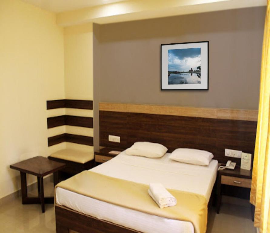 een hotelkamer met een bed en een trap bij G R B Hotels Aishwarya Grand in Pondicherry