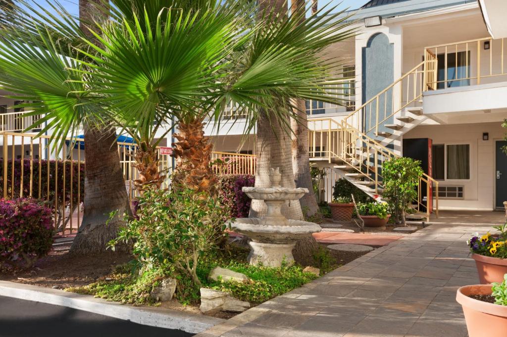Jardin de l'établissement Travelodge by Wyndham Bakersfield
