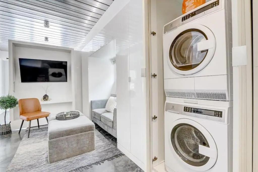 een wasruimte met een wasmachine en droger bij KCM Mikros Smart Apartments 3 in Cleveland