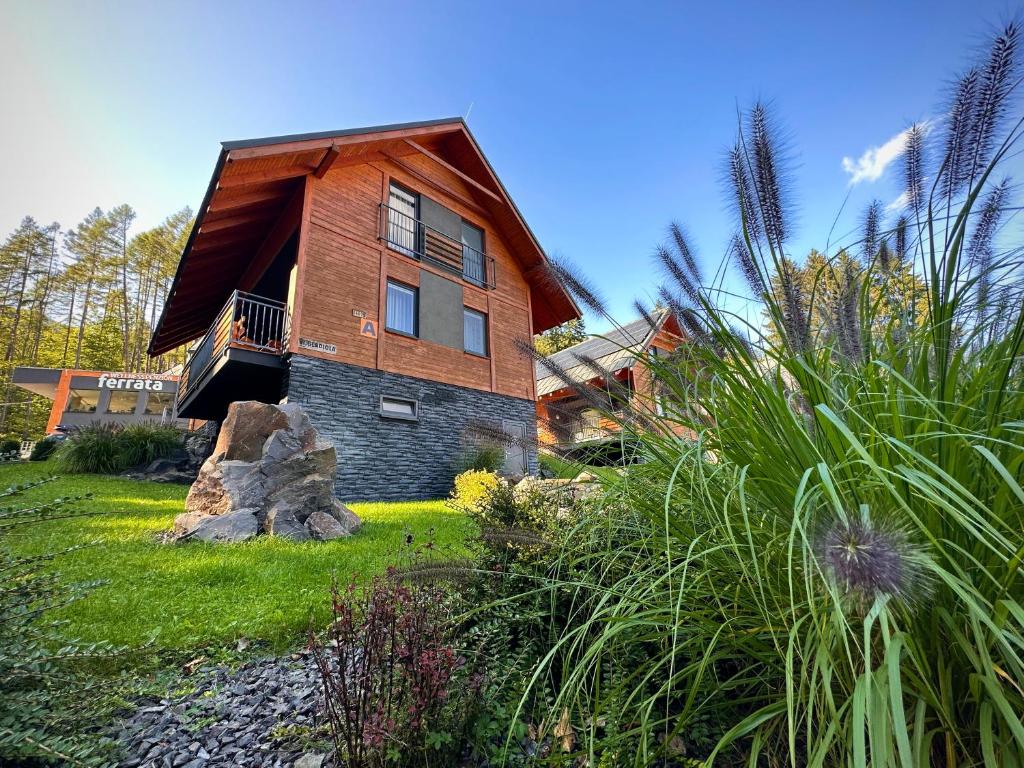 ein Haus mit einem Balkon an der Seite in der Unterkunft Chaty Ferrata in Martin