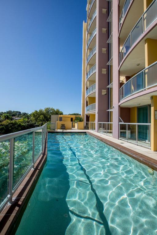 ein Schwimmbecken auf dem Balkon eines Gebäudes in der Unterkunft Hotel Gloria in Springwood