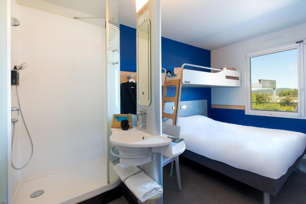 Postel nebo postele na pokoji v ubytování ibis budget Saint-Maximin