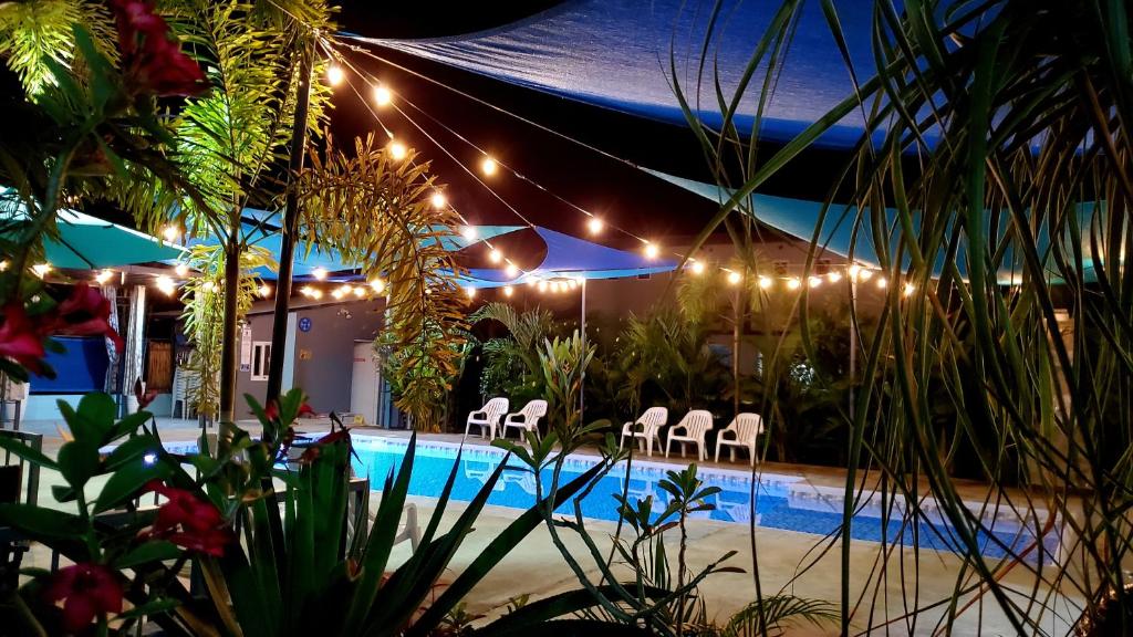 Bazén v ubytování Hidden Palms Inn Deluxe Room nebo v jeho okolí
