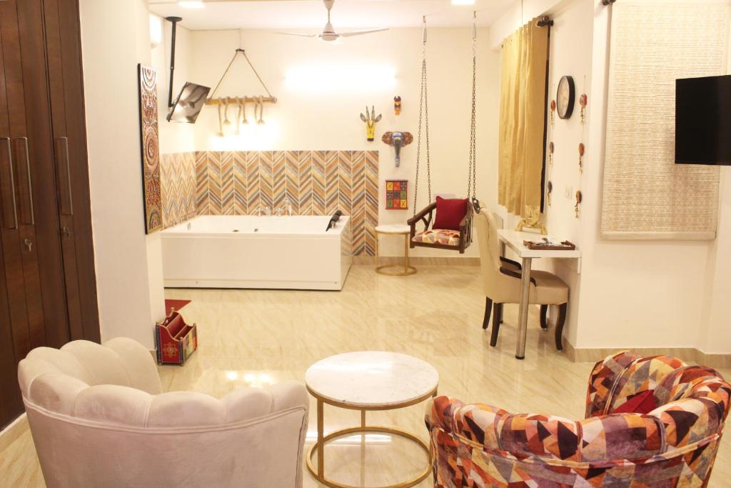 O zonă de relaxare la Luxurious Jacuzzi Hot Tub 1BHK Suite with Spa Tub 11