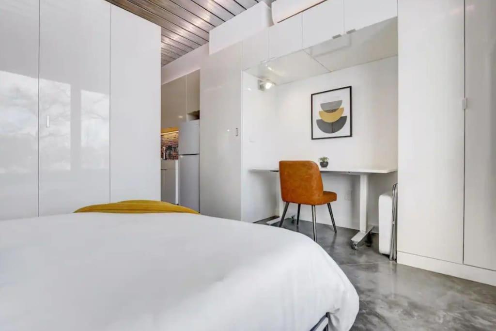 克利夫蘭的住宿－KCM Mikros Smart Apartments 2，白色卧室配有床和书桌