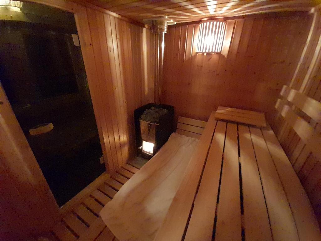 Fotografie z fotogalerie ubytování Beautiful 6-person chalet with Finnish wood-fired sauna v destinaci Tzummarum