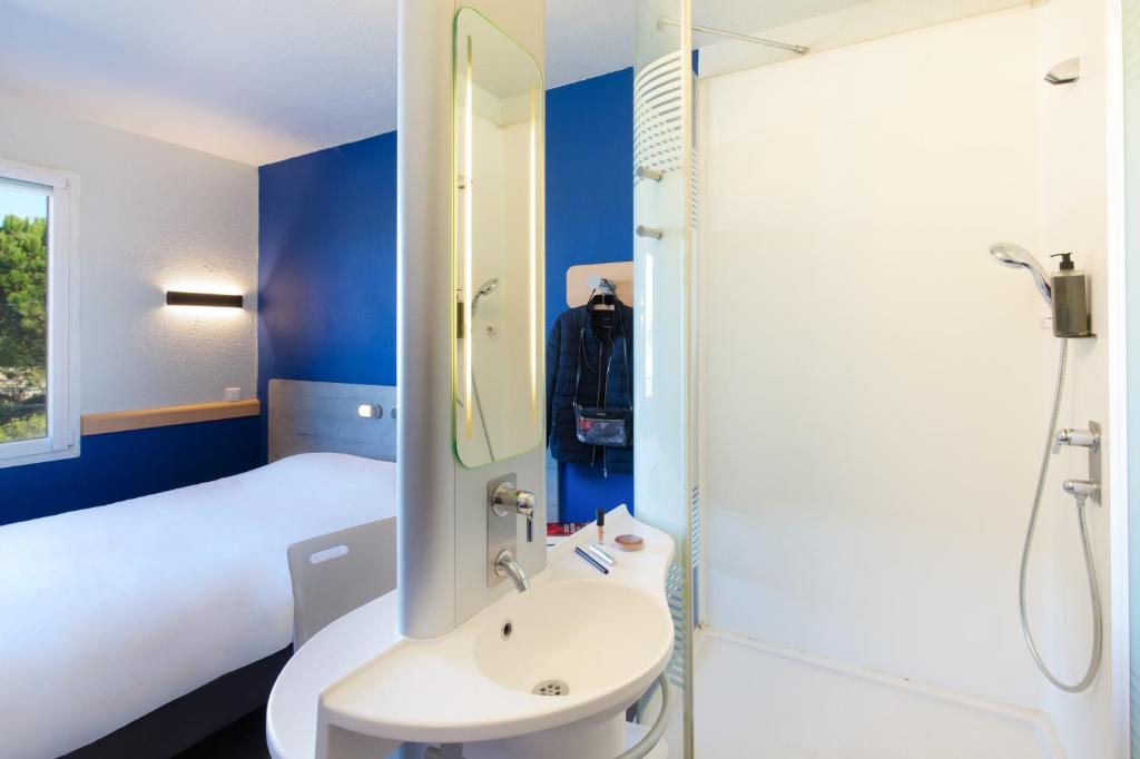 Koupelna v ubytování ibis budget Saint-Maximin