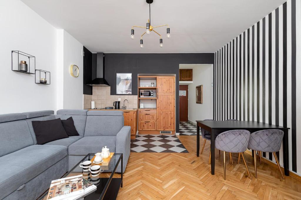 - un salon avec un canapé et une table dans l'établissement Rent like home - Rycerska 4/6 II, à Varsovie