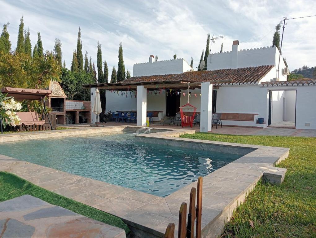 - une piscine dans la cour d'une maison dans l'établissement Villa Aguacate, à Nerja